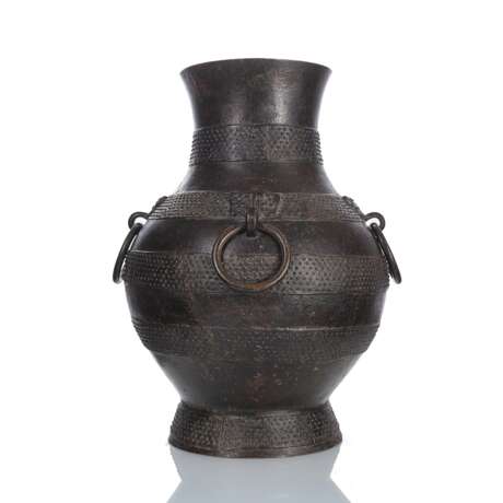 Hu-förmige Vase aus Bronze mit vier losen Ringhenkeln im archaischen Stil - фото 1