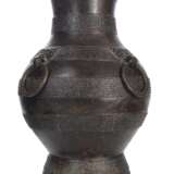 Hu-förmige Vase aus Bronze mit vier losen Ringhenkeln im archaischen Stil - photo 2
