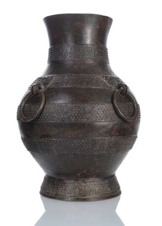 Hu-förmige Vase aus Bronze mit vier losen Ringhenkeln im archaischen Stil - photo 2