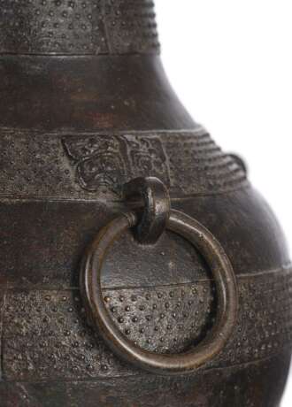 Hu-förmige Vase aus Bronze mit vier losen Ringhenkeln im archaischen Stil - Foto 3