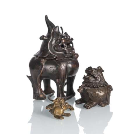 Zwei Weihrauchbrenner aus Bronze in Form von Luduan und ein Gewicht in Form eines Fabeltieres - Foto 2