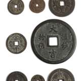 Gruppe von 8 Münzen oder Plaketten - фото 1