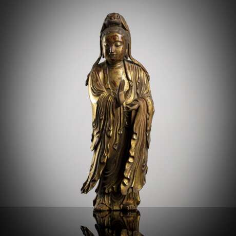 Guanyin aus Holz mit schöner Lackvergoldung - фото 1