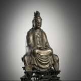 Große Bronze des Guanyin auf einem fein geschnitzten Holzstand - photo 2