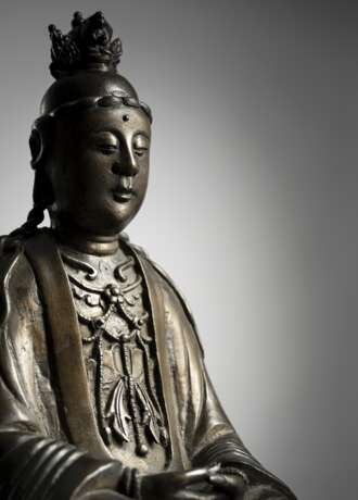 Große Bronze des Guanyin auf einem fein geschnitzten Holzstand - photo 4