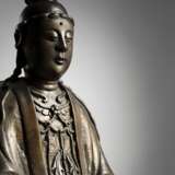 Große Bronze des Guanyin auf einem fein geschnitzten Holzstand - фото 8