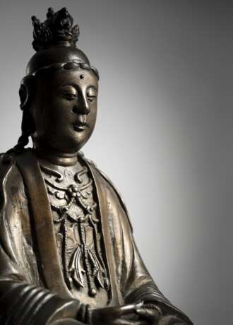 Große Bronze des Guanyin auf einem fein geschnitzten Holzstand - Foto 8