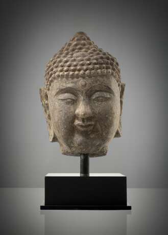 Sehr großer Kopf des Buddha aus Stein - фото 1