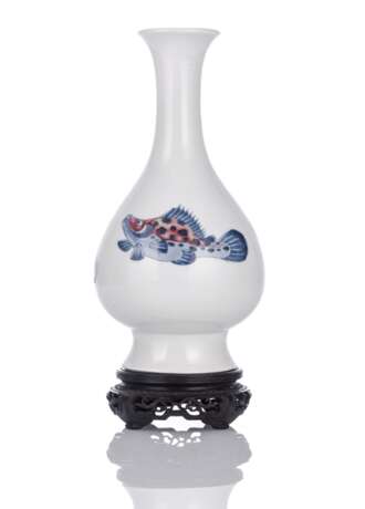 Kupferrot- und unterglasurblau dekorierte Vase mit drei Fischen aus Porzellan - Foto 1