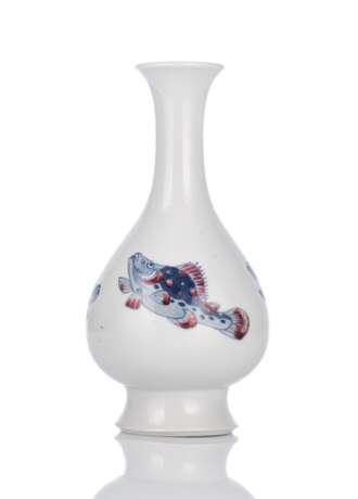 Kupferrot- und unterglasurblau dekorierte Vase mit drei Fischen aus Porzellan - Foto 2