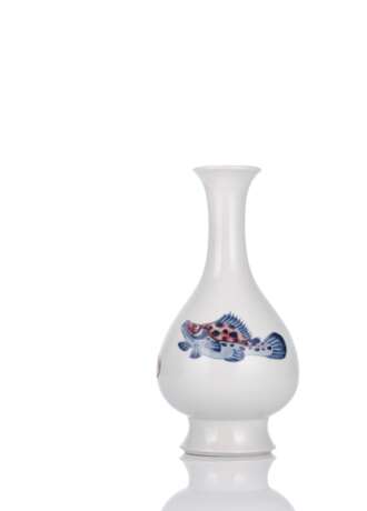 Kupferrot- und unterglasurblau dekorierte Vase mit drei Fischen aus Porzellan - photo 3