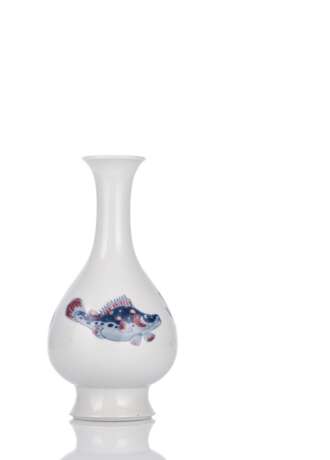 Kupferrot- und unterglasurblau dekorierte Vase mit drei Fischen aus Porzellan - photo 4