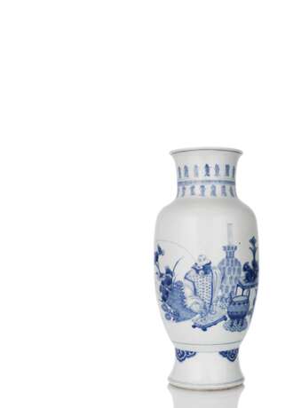 Feine Vase mit unterglasurblauem Dekor von 'Hundert Antiquitäten' und weißem Elefanten - Foto 1