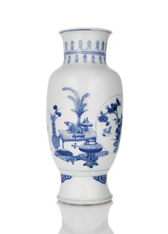 Feine Vase mit unterglasurblauem Dekor von 'Hundert Antiquitäten' und weißem Elefanten - Foto 2