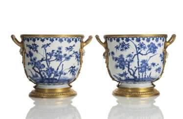 Paar unterglasurblaue Jardinièren aus Porzellan in Ormolu-Montierung im Regency-Stil