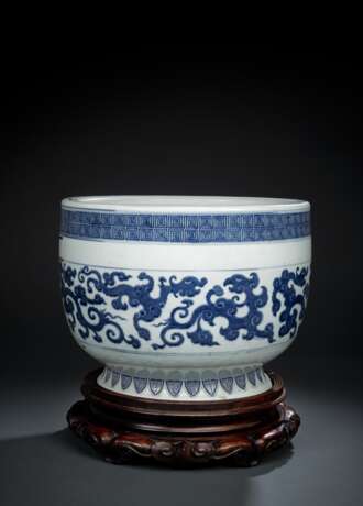 Große und sehr seltene unterglasurblaue Jardinière aus Porzellan auf Holzstand - фото 1