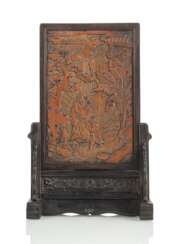 Tischstellschirm aus Holz mit fein geschnitztem Paneel aus Bambus mit figuraler Szene, umseitig gravierte Aufschrift