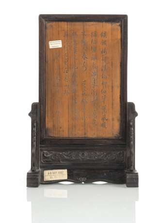 Tischstellschirm aus Holz mit fein geschnitztem Paneel aus Bambus mit figuraler Szene, umseitig gravierte Aufschrift - Foto 2