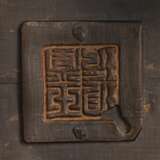 Großer Weihrauchbrenner aus Bronze mit bambusförmigen Handhaben, Bronzesockel und Fo-Löwen-Griff - фото 4