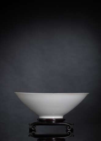 Feine und seltene 'Anhua' konische Schale aus dünnem Porzellan - photo 1