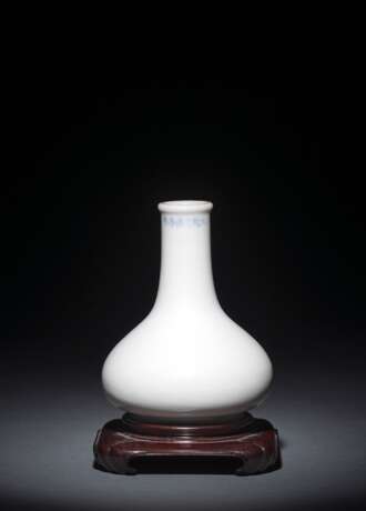 Feine gebauchte Vase mit milchig weißer Glasur auf Holzstand - фото 1