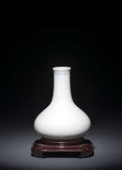 Feine gebauchte Vase mit milchig weißer Glasur auf Holzstand