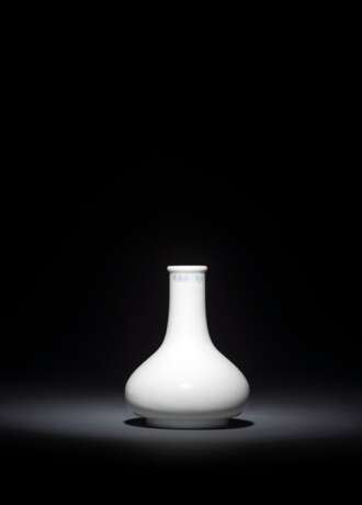 Feine gebauchte Vase mit milchig weißer Glasur auf Holzstand - Foto 2