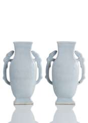 Paar himmelblau glasierte Vasen mit seitlichen Handhaben im archaischen Stil