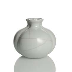 Passig gerippte Vase aus Porzellan mit Glasur im 'guan'-Stil