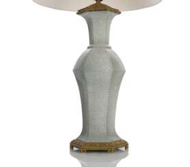 Als Lampe montierte hexagonale Vase mit krakelierter Seladonglasur mit Ormolu-Montierung