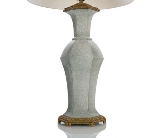 Als Lampe montierte hexagonale Vase mit krakelierter Seladonglasur mit Ormolu-Montierung - Foto 1