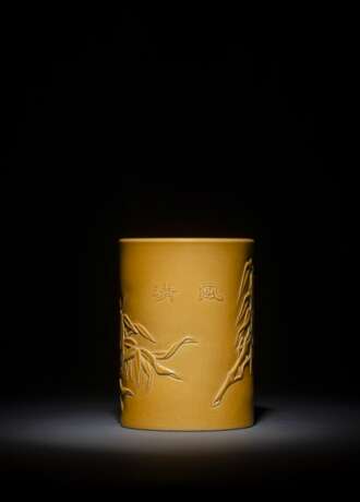 Gelb glasierter Pinselbecher mit Bambusrelief auf Zitan-Stand - photo 2