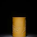 Gelb glasierter Pinselbecher mit Bambusrelief auf Zitan-Stand - фото 2
