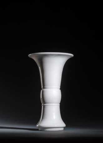 'Gu'-förmige Vase aus Dehua-Porzellan - Foto 1