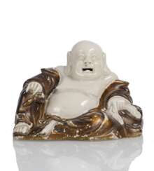 Cremefaben glasierte und lackvergoldete Figur des Budai aus Porzellan