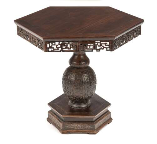 Hexagonaler Tisch mit vasenförmigem Standfuß auf hexagonalem Sockel mit Mäanderdekor - photo 1