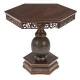 Hexagonaler Tisch mit vasenförmigem Standfuß auf hexagonalem Sockel mit Mäanderdekor - photo 1