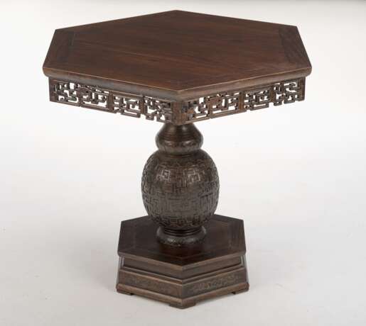 Hexagonaler Tisch mit vasenförmigem Standfuß auf hexagonalem Sockel mit Mäanderdekor - photo 2