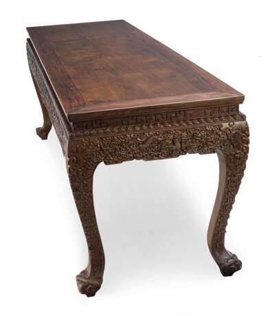 Großer Tisch mit aufwendig geschnitztem Drachen- und Wolkendekor entlang der Zargen und Beine auf Löwenpfoten-Füßen - photo 4