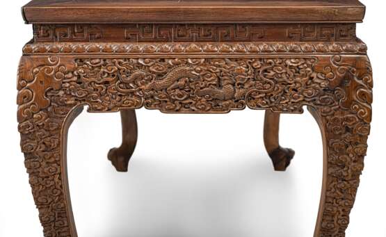 Großer Tisch mit aufwendig geschnitztem Drachen- und Wolkendekor entlang der Zargen und Beine auf Löwenpfoten-Füßen - photo 5
