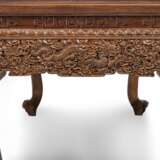 Großer Tisch mit aufwendig geschnitztem Drachen- und Wolkendekor entlang der Zargen und Beine auf Löwenpfoten-Füßen - photo 5