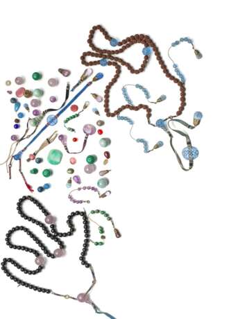 Zwei Mandarinketten aus Fruchtkernen und diverse Anhänger bzw. Kugeln u.a. aus Jadeit - photo 1