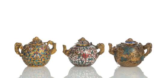 Gruppe von drei feinen Tee- oder Weinkannen mit Email-Dekor, teils feuervergoldet - Foto 1