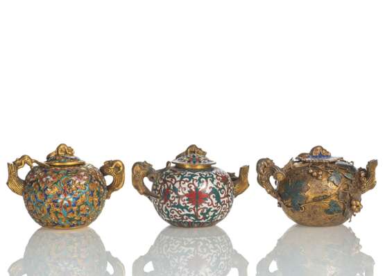 Gruppe von drei feinen Tee- oder Weinkannen mit Email-Dekor, teils feuervergoldet - фото 2