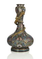 Versilberte Vase mit Champlevé-Dekor von Lotus, ein feuervergoldeter Chilong windet sich um den Hals