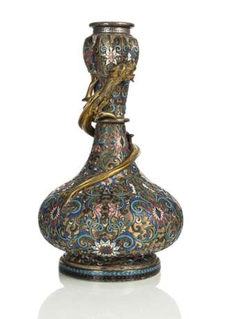 Versilberte Vase mit Champlevé-Dekor von Lotus, ein feuervergoldeter Chilong windet sich um den Hals - фото 1