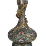 Versilberte Vase mit Champlevé-Dekor von Lotus, ein feuervergoldeter Chilong windet sich um den Hals - photo 1