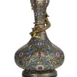 Versilberte Vase mit Champlevé-Dekor von Lotus, ein feuervergoldeter Chilong windet sich um den Hals - photo 2