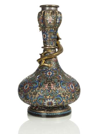 Versilberte Vase mit Champlevé-Dekor von Lotus, ein feuervergoldeter Chilong windet sich um den Hals - Foto 2