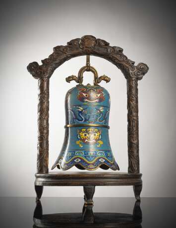 Cloisonné-Glocke im archaischen Stil mit großen 'Taotie' dekoriert, partiell feuervergoldet, Holzstand - фото 1